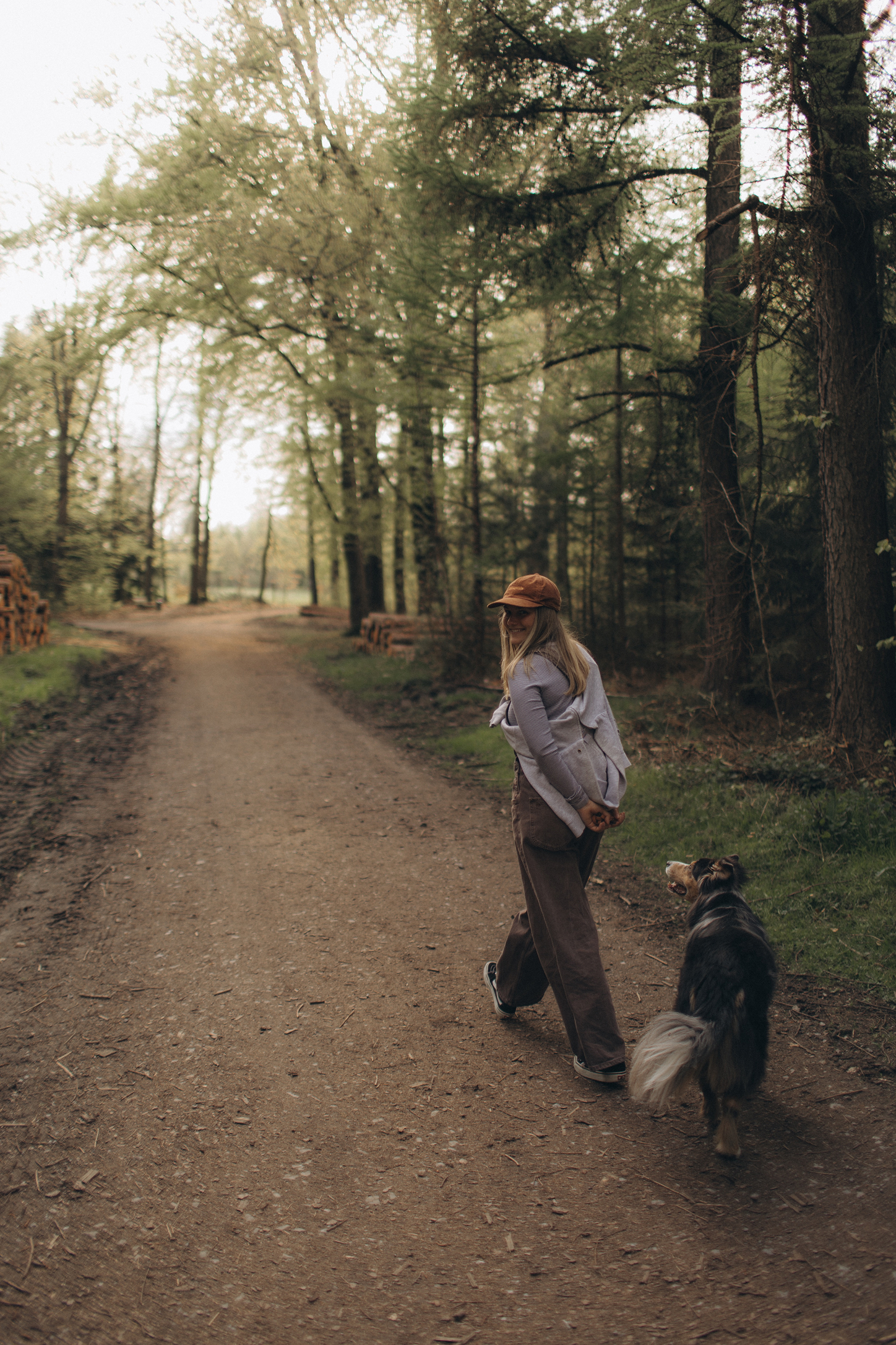 Waldweg im Frühjahr, Susanne Ronsdorf mit Hund